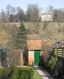 The privy with the Old Rectory in the background (PHO3371)