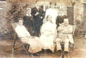 The Crowhurst family c. 1910 (PHO722)