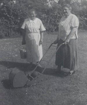 Marie-Hauptmann and Henriette in the garden at Cornerways