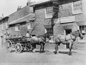 Weller’s Dray outside the Queen’s Head in Whielden Lane (PHO9156)
