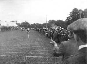 Arch Edge winning the Marathon in 1910 (PHO9026)