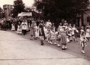 Corpus Christi procession in Hodgemoor camp (photo courtesy of Henryk Wizgier)