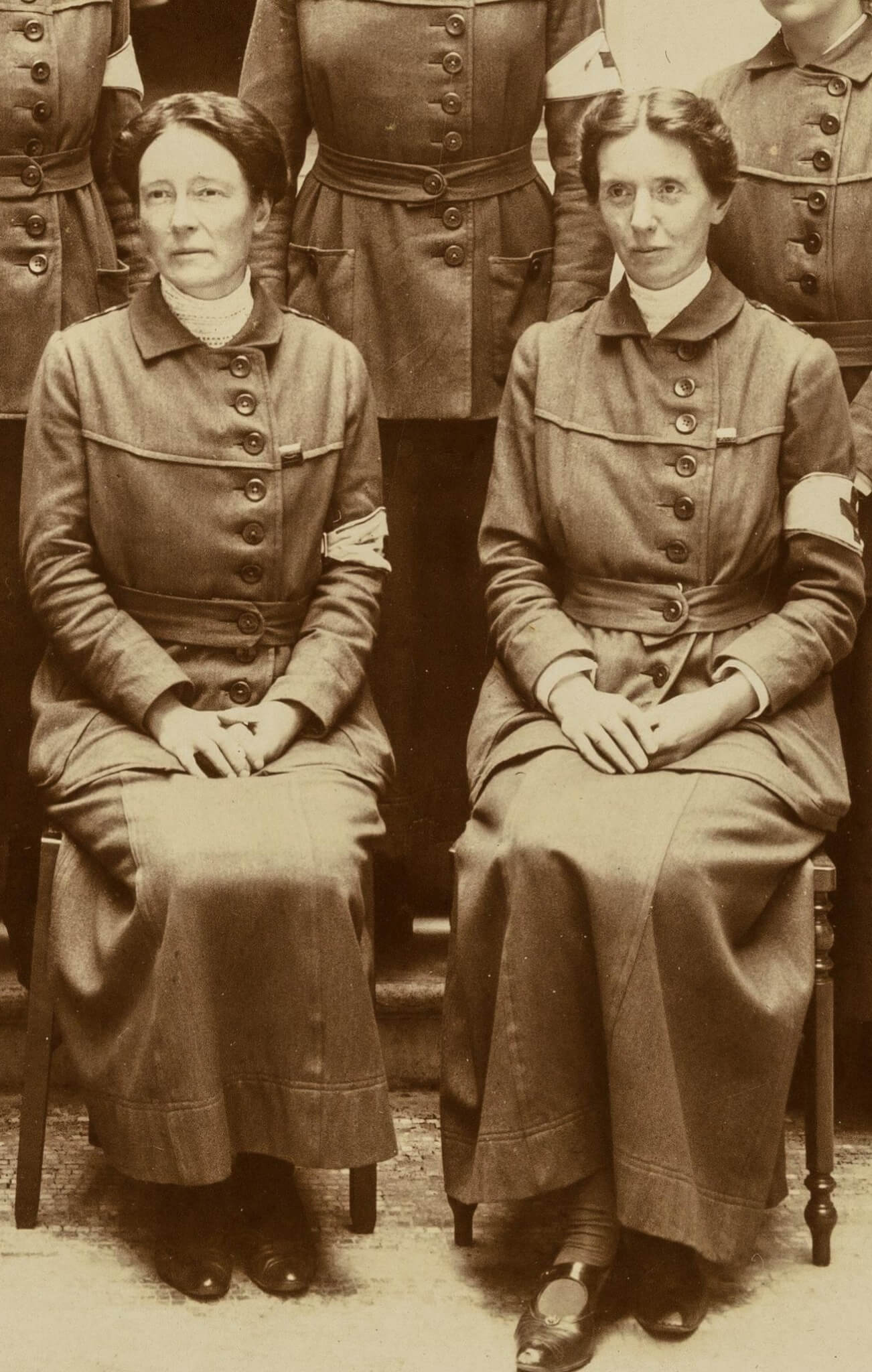 Louisa Garrett Anderson (l) and Flora Murray (r) in the uniforms they designed