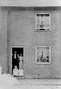 Weller-Ernest-George-ErnieMary-nee-Smith-EdithWinnie-living-in-Bury-End-in-1911-