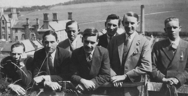 George Weller, Stan Pratt, unknown, Maurice, Ray, Ayres, Les Keen, Reg Weller. Photo left to right