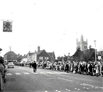 The crowd waiting for the arrival of the Queen in Amersham, courtesy of Richard Proctor and Amersham.org.uk