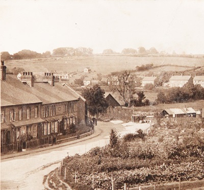 Bois Moor Road c 1920 looking towards Chesham with Bois Cottages on the left, the Palmers lived at no 6