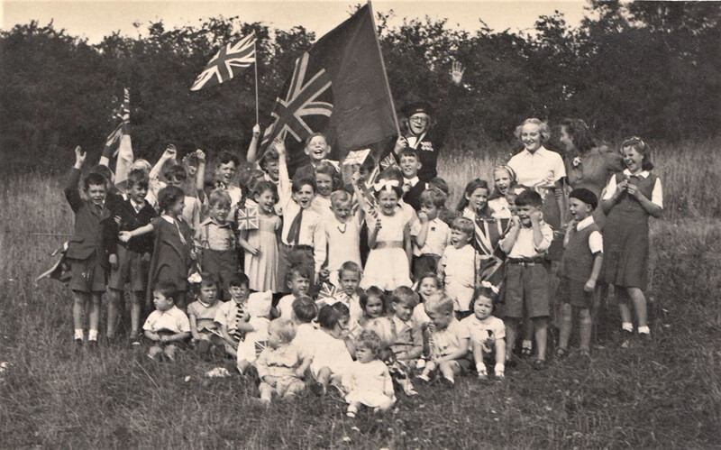 Families from First Avenue and Hundred Acres Lane celebrating VE Day with a picnic, photo courtesy of Amersham Museum