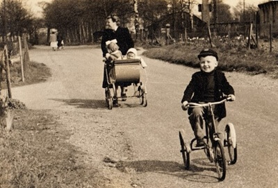 Wladzia Tanska and her children